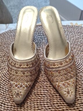 ellemenno Embellished Beige and Gold Pointed-Toe Mules